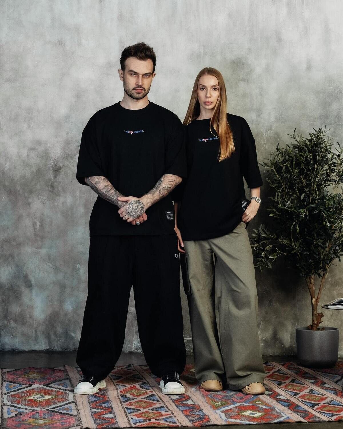 Футболка "Renewssance" / pixel black